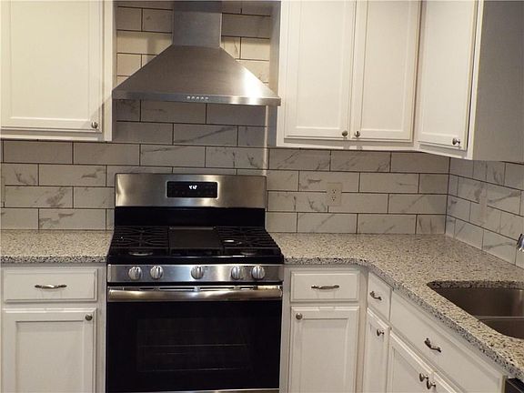 3rd image of 2829 Larkspur Ln
