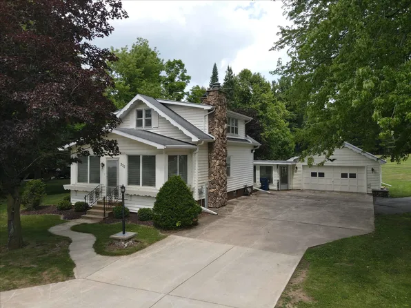230 High St, Clintonville, WI 54929