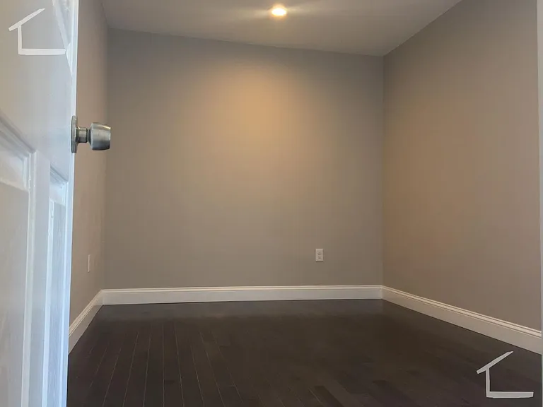 77 Linden St #2R — Photo 7