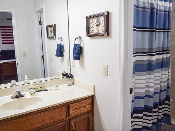 4th image of 404 Laurel Breeze Dr