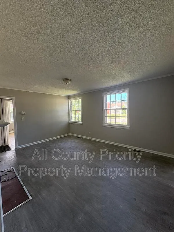 2 bed, 1.0 bath, $950 — Photo 2