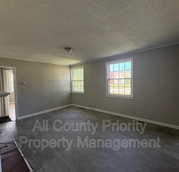 1004 Industrial Ave NE — Photo 1