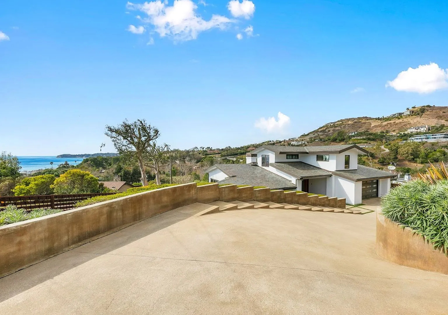 4 Bed, 5 bath home with stunning ocean views located in Malibu hills — Photo 4