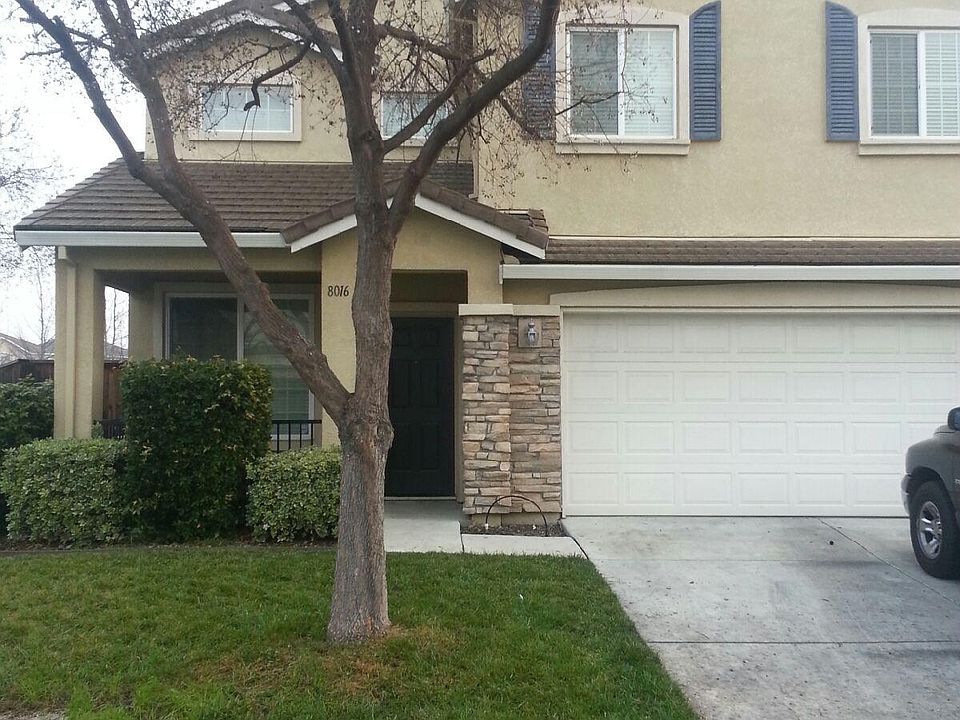Front of house with driveway 
