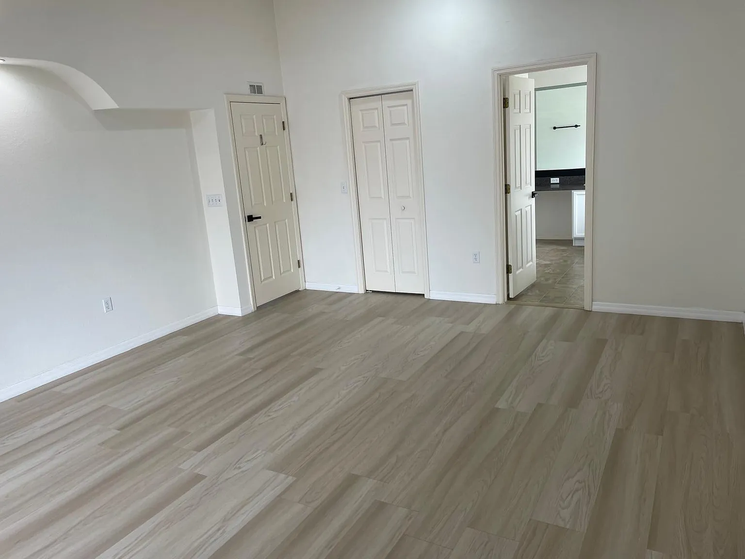 658 Sierra Cir — Photo 2