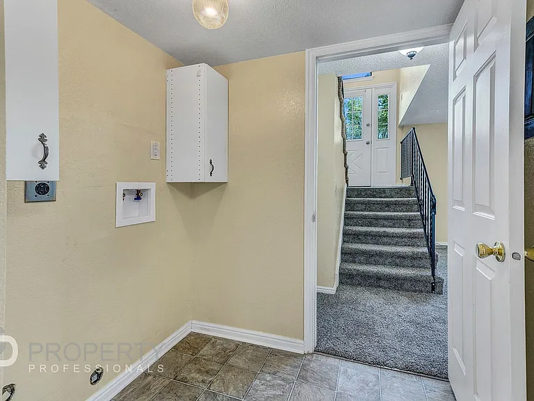 508 E 7th St — Photo 16