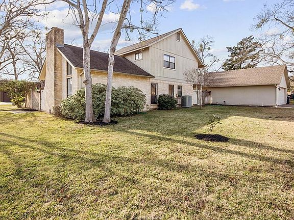 2nd image of 3800 Valley Oaks Dr