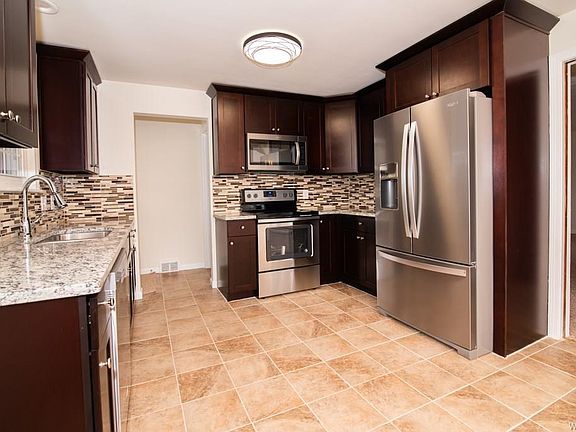 3rd image of 1671 Colvin Blvd