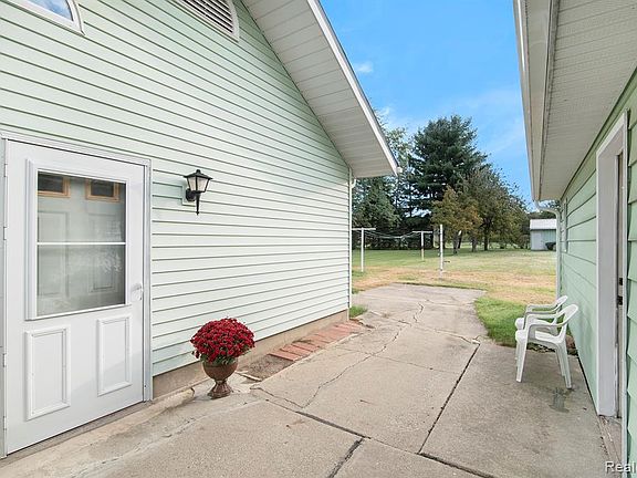 3rd image of 3049 Vineland Ave