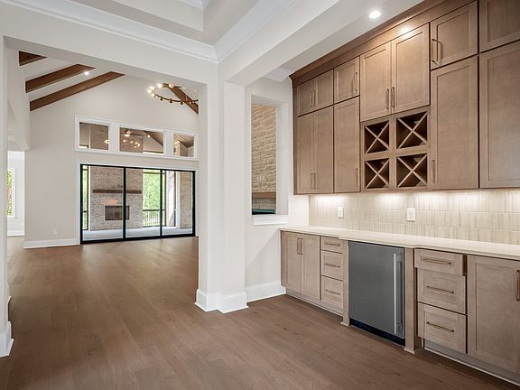 5th image of 532 Devine Ct