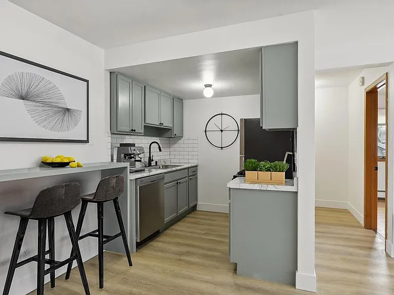 99 E 54th St #5 — Photo 3