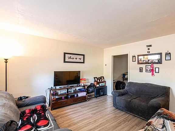 3rd image of 281 15th St SE #283
