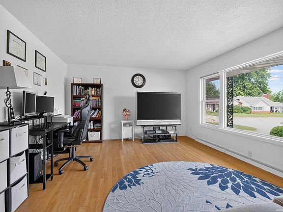3rd image of 604 Elm St