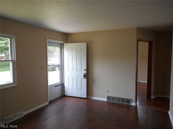 4th image of 811-813 Newton St
