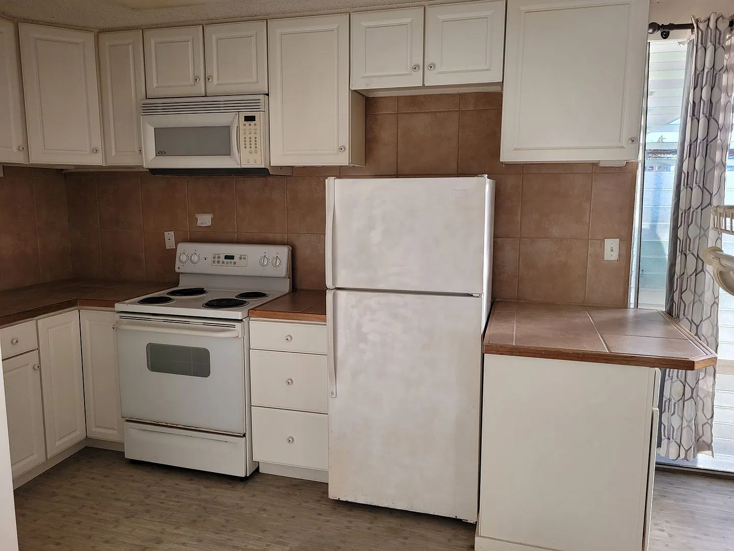 Great Location! Studio, 1 bath, 1 pkg w/Lanai. 300sqft unit . $1600 — Photo 2