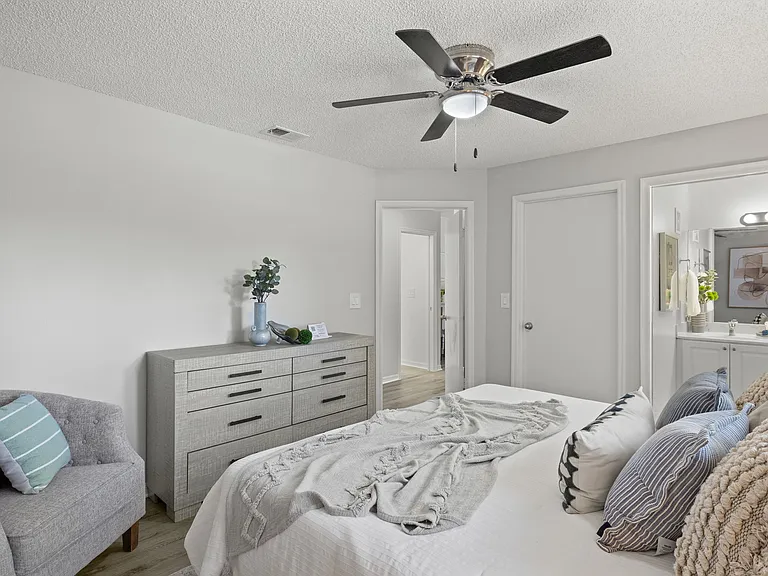 Oasis Naples Apartments — Photo 30