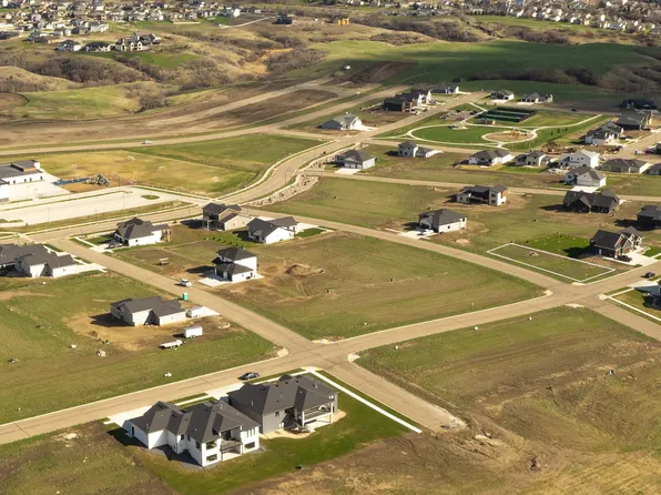 4407 Elk Ridge Dr, Bismarck, ND 58503