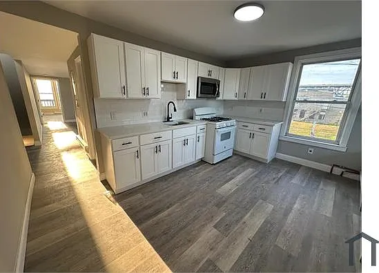 242 N Broadway — Photo 1