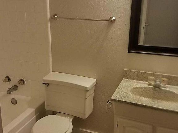3rd image of 2428 Louise St #4