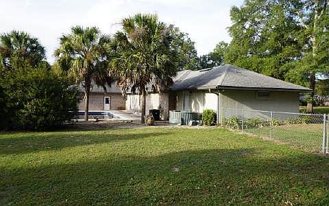 5th image of 290 NW Clubview Cir
