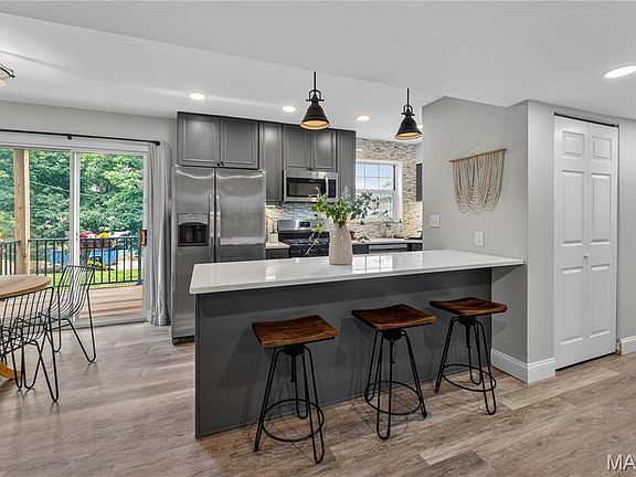 5th image of 9102 W Swan Cir