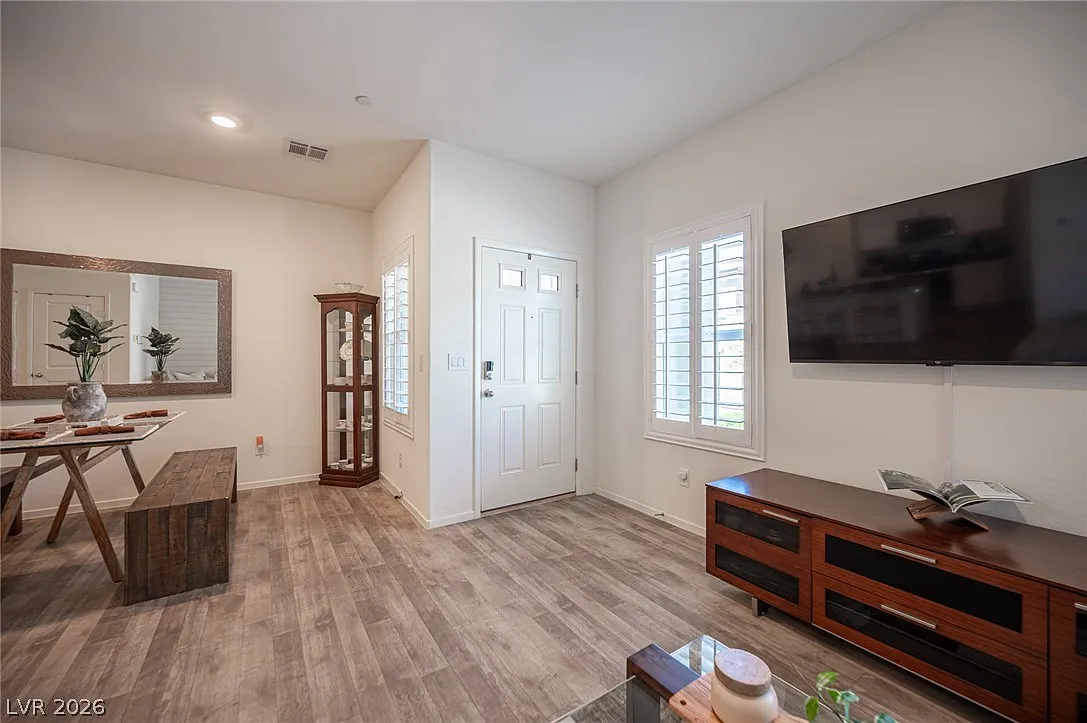 3 bed, 2.0 bath, 1417 sqft, $2,295 — Photo 4