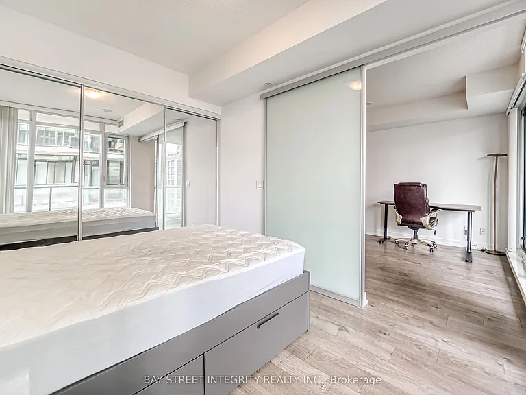 297 College St #805 — Photo 11