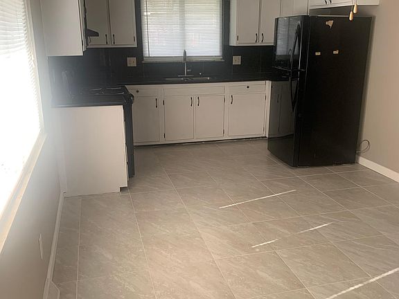 3rd image of 944 S Weyant Ave #944