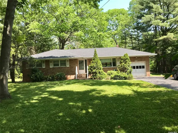 1093 Westminster Ave, Dix Hills, NY 11746