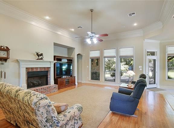 5th image of 105 Oak Downs Dr