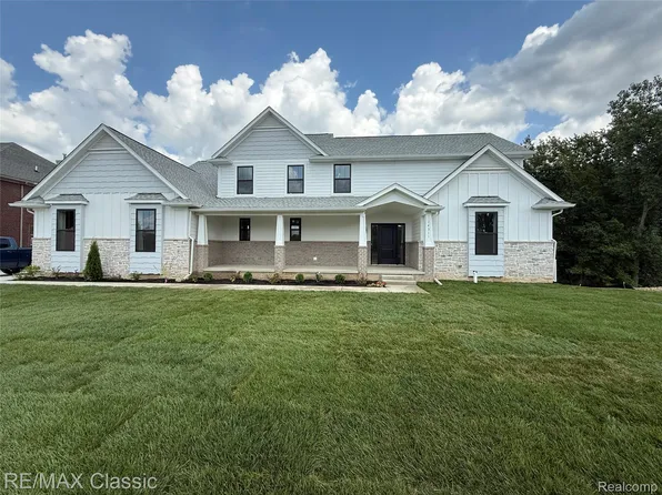 14311 Wright Dr, Fenton, MI 48430