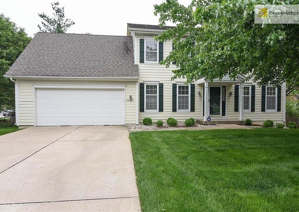 Two-Story Colonial in Oak Park Manor