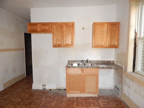 4th image of 610 N Trumbull Ave