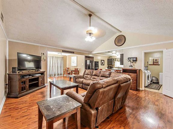 3rd image of 912 Pueblo Dr