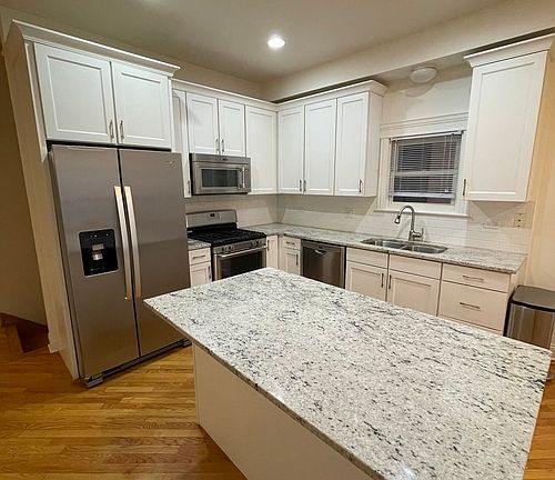 2nd image of 1657 W Wrightwood Ave #1