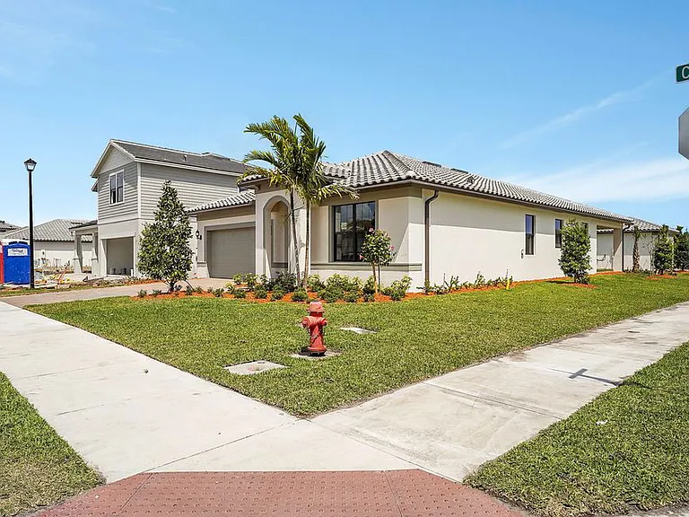 845 SE Courances Dr — Photo 2