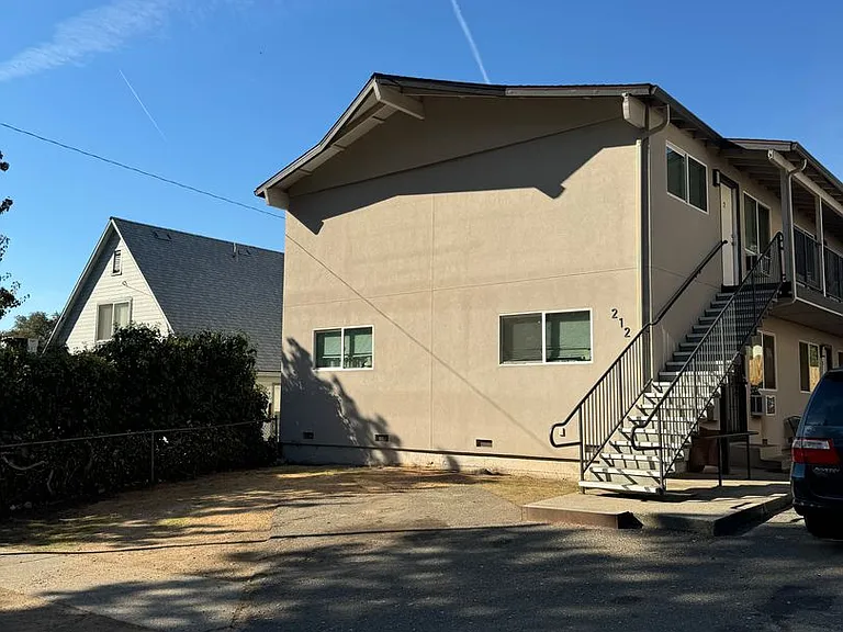 212 D Street — Photo 2