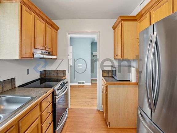 4th image of 720 Poplar St