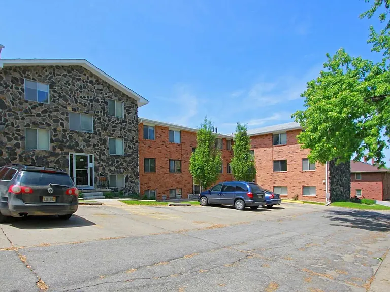 Kingston Court Apartments — Photo 3