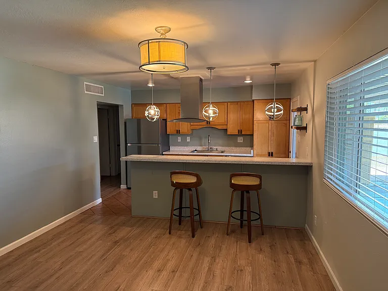 202 E Huntington Dr — Photo 2