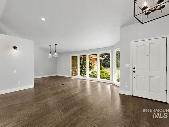 3rd image of 3605 S Crosspoint Ave