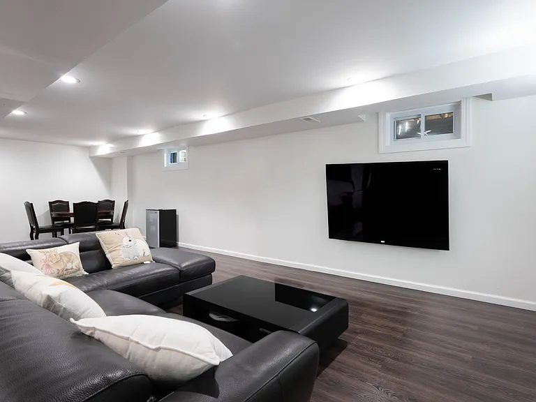 16 Hollyoak Ave — Photo 33