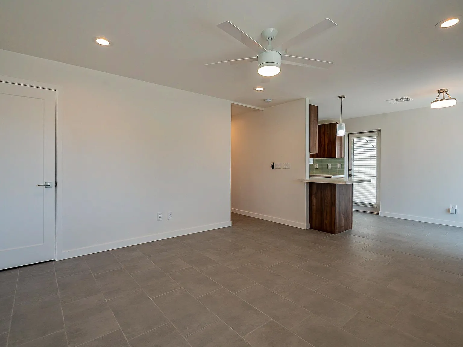 2 bed, 933 sqft, $1,999 — Photo 4