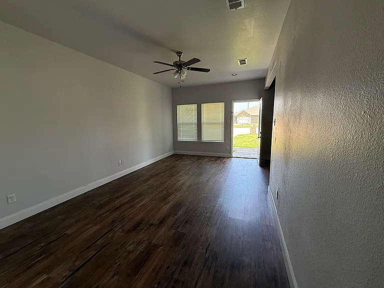 4705 Henry St — Photo 2