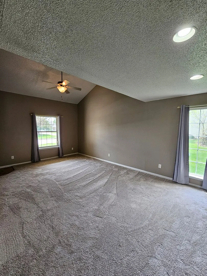 3 bed, 2 bath Duplex, South Columbia — Photo 2