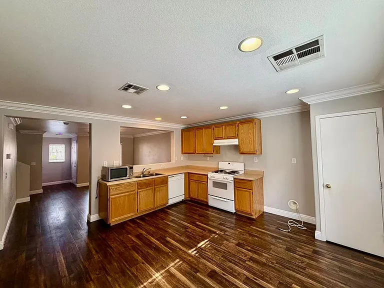 7983 Dutch Villas St — Photo 6