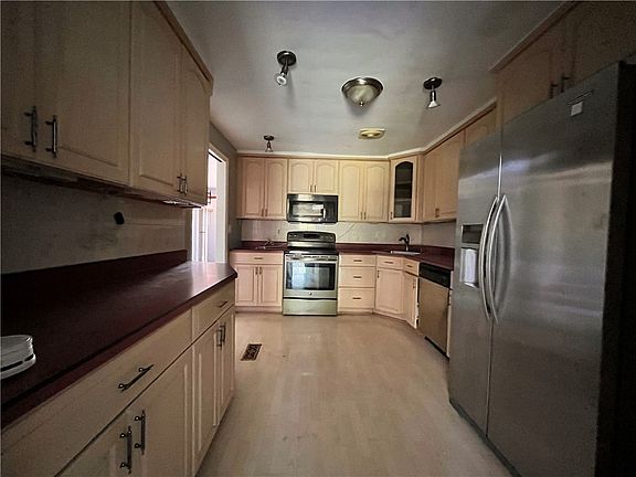 3rd image of 523 Larix Rd