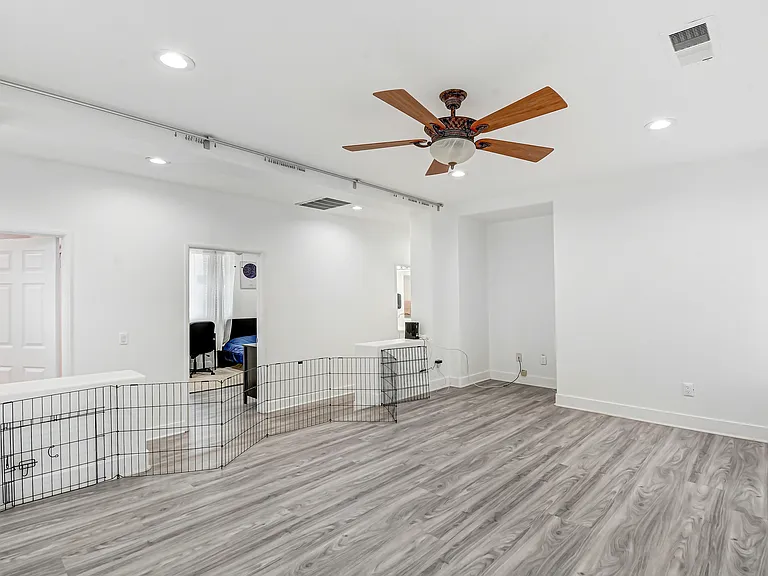 19530 Runnymede St — Photo 12
