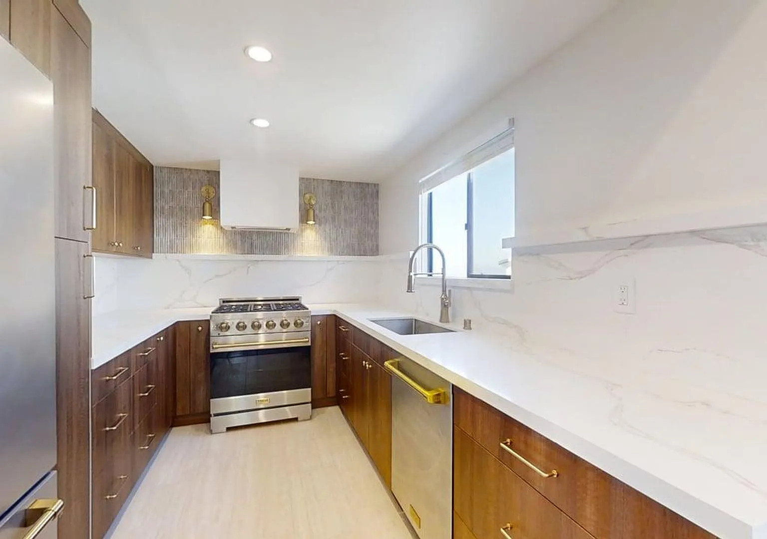 2438 Myrtle Ave — Photo 2