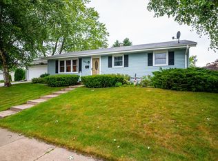 1323 N Lakeview Ave, Port Washington, WI 53074